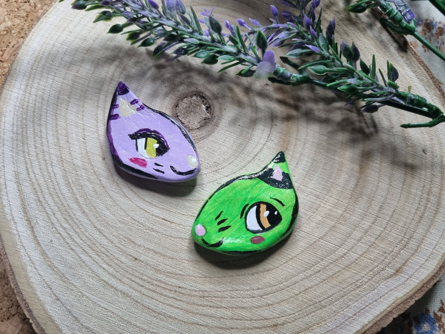 Spille scolpite e dipinte a mano