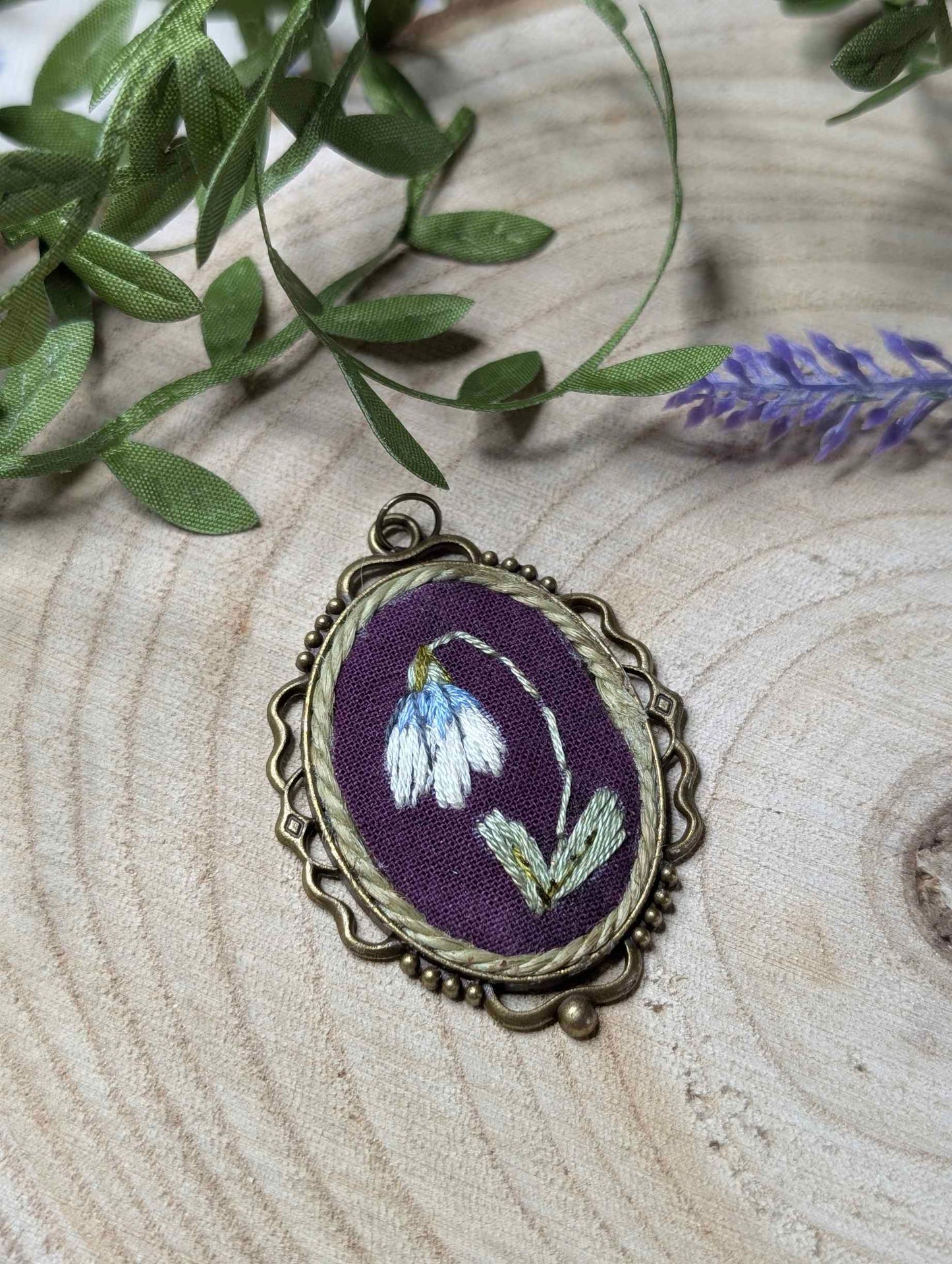 Collane con cammeo ricamate a mano