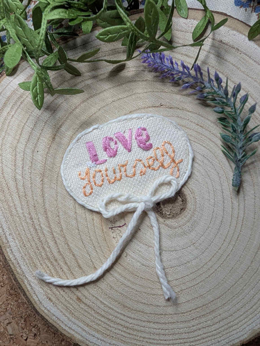 Spille ricamate a mano