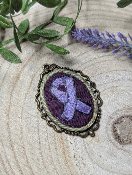 Collane con cammeo ricamate a mano