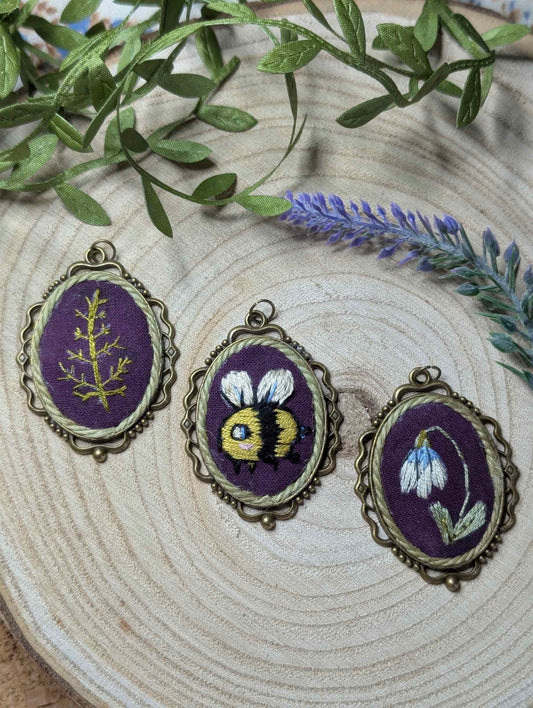 Collane con cammeo ricamate a mano