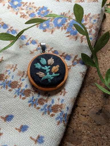 Collane con cammeo in legno ricamate a mano